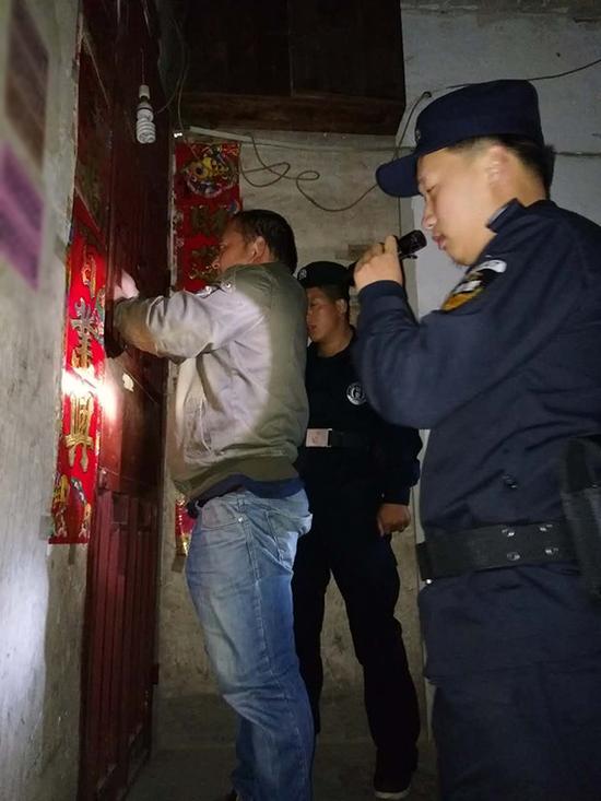 达州粗心妈妈误将幼女锁家中 民警全城寻开锁师傅开门